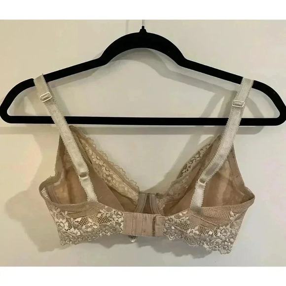 Wacoal white lacey bra, 32DD - Picture 2 of 3